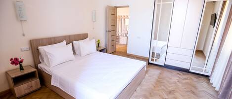 Family Apartment | Premium bedding, minibar, desk, soundproofing