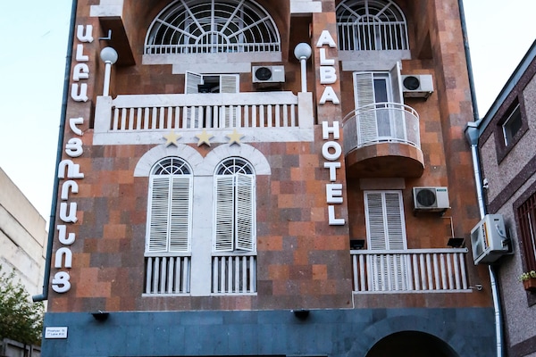 Vista frontal de la propiedad