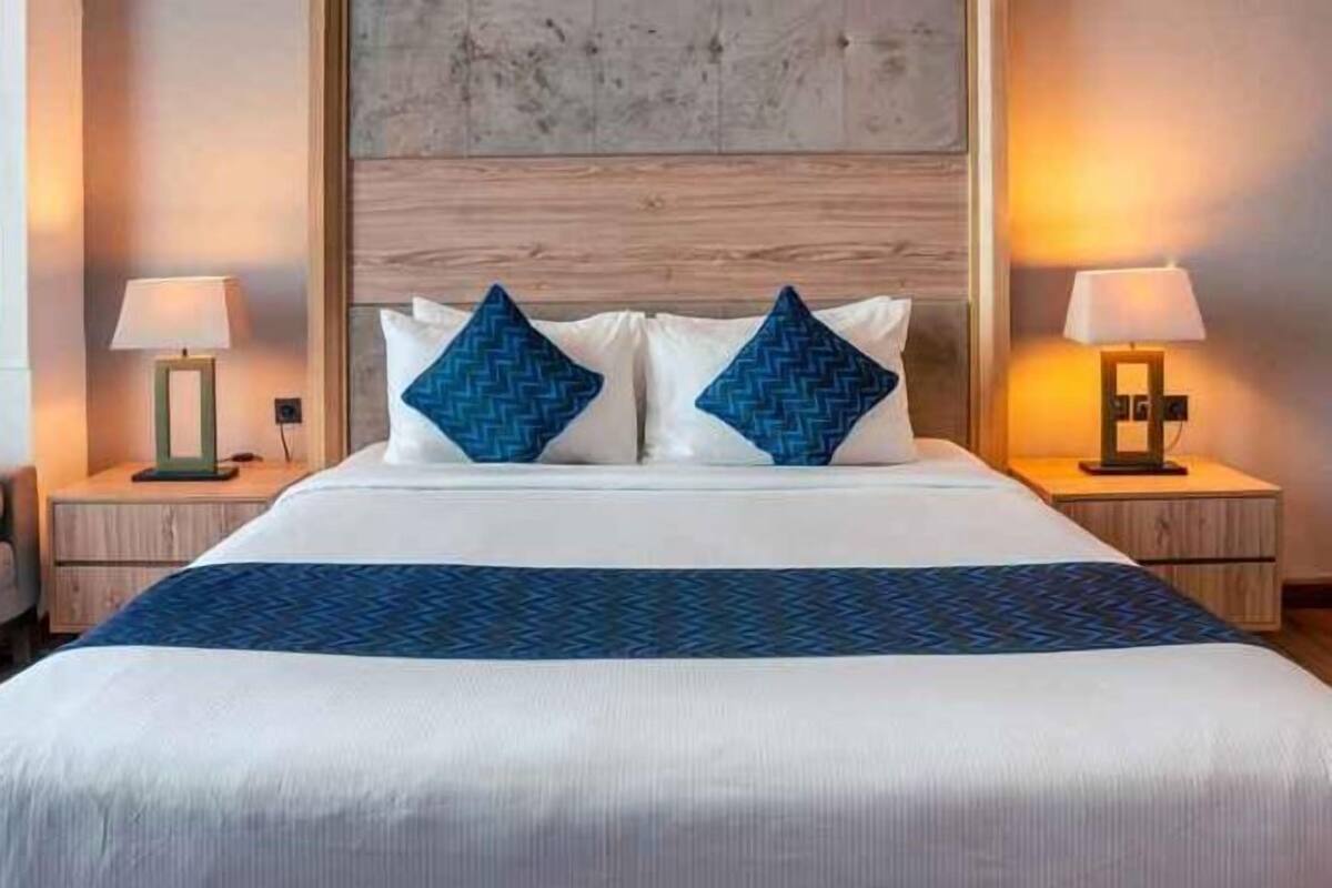 1 makuuhuone, tallelokero huoneessa, työpöytä, silitysrauta/-lauta