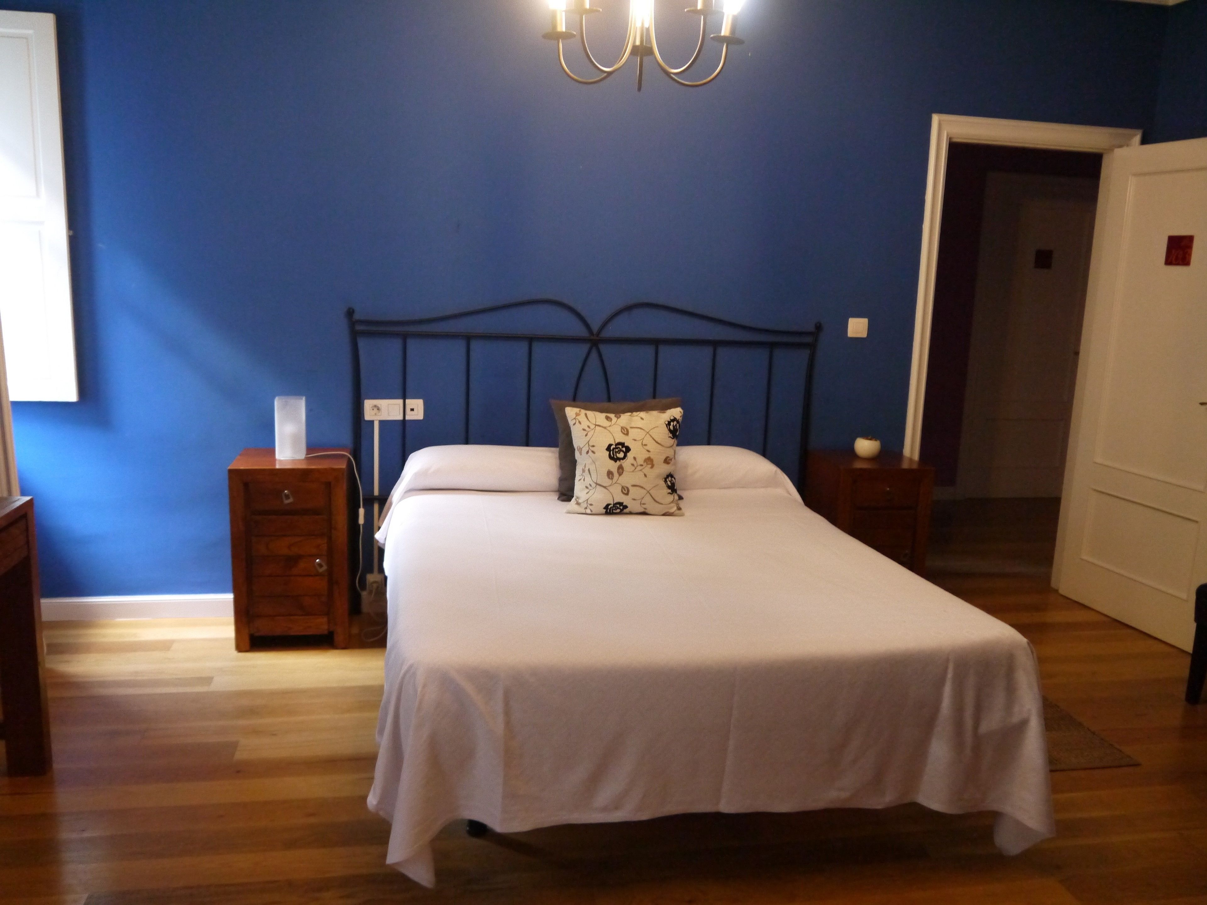 desk, iron/ironing board, free wifi