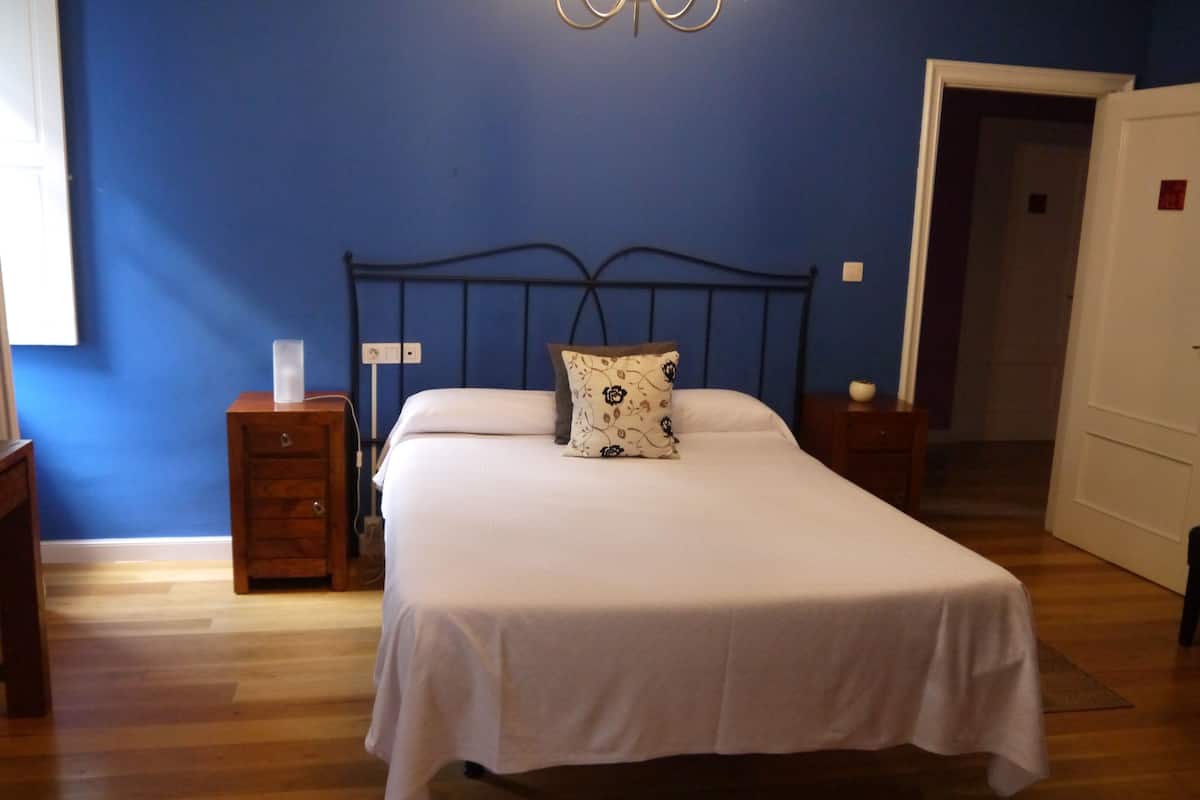 desk, iron/ironing board, free wifi