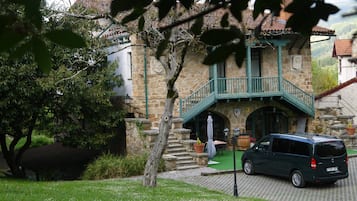 Vista frontal de la propiedad