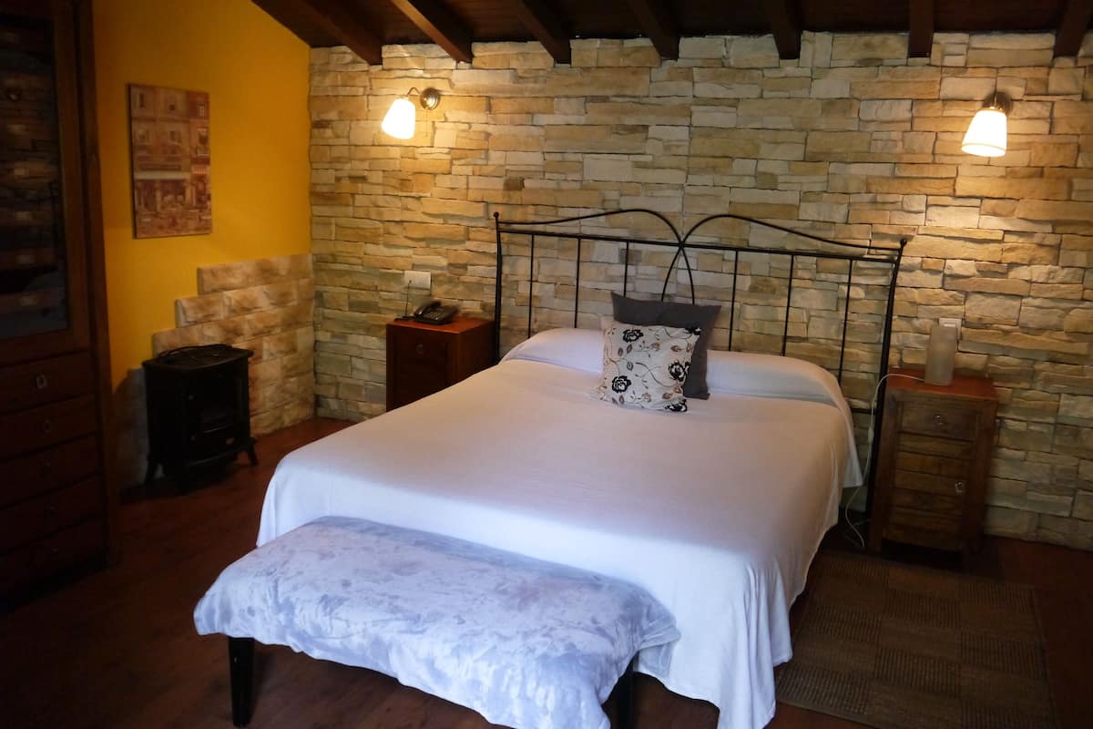 desk, iron/ironing board, free wifi