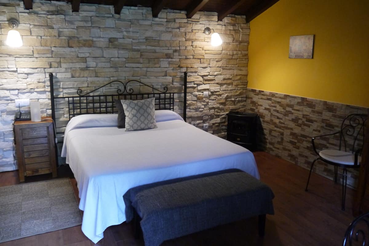 desk, iron/ironing board, free wifi