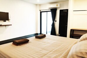 Desk, blackout curtains, free WiFi, bed sheets - BedTel (Chanthaburi)