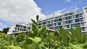 A multi-story building with balconies and large windows. - Carat Residenz-Apartmenthaus (Groemitz)