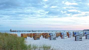 Am Strand, weißer Sandstrand, Volleyball, 5 Strandbars