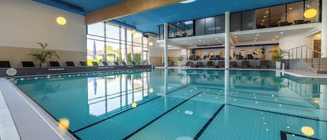 Innenpool, geöffnet von 08:00 Uhr bis 21:00 Uhr, Sonnenschirme