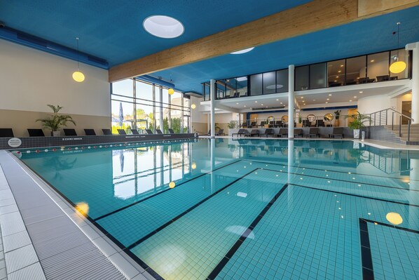 Indoor pool, open 8:00 AM to 9:00 PM, pool umbrellas, pool loungers - Carat Residenz-Apartmenthaus (Groemitz)