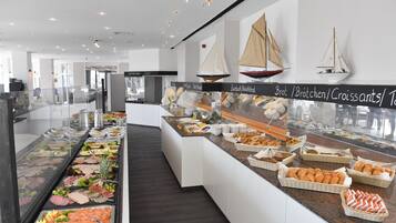 Sarapan prasmanan setiap hari (EUR 20 per orang)