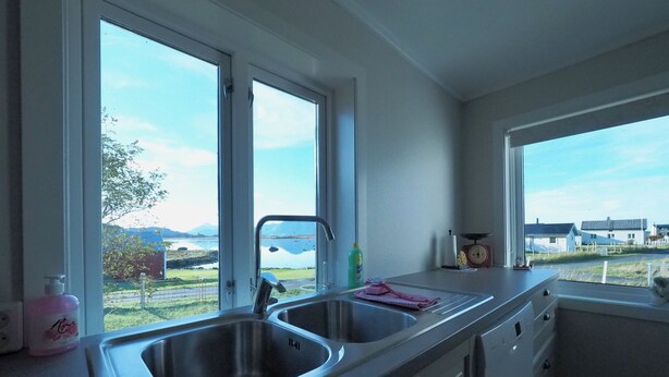 Panoramic House | Private kitchen | Full-size fridge, microwave, oven, stovetop - Atlantic View Lofoten (Vestvågøy)