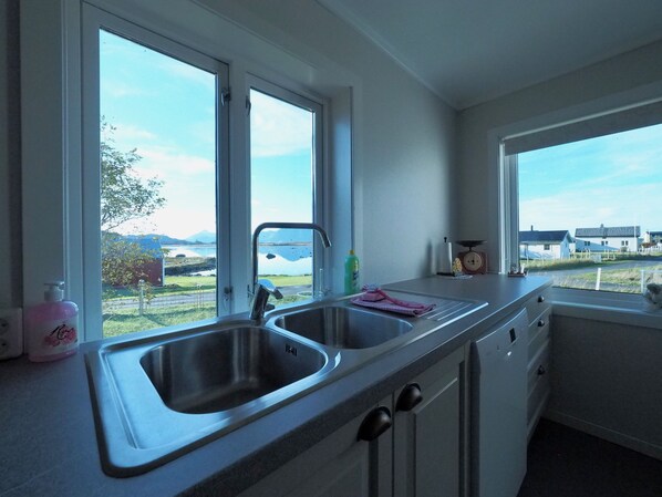 Panoramic House | Private kitchen | Full-sized fridge, microwave, oven, stovetop