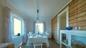 Panoramic House | In-room dining - Atlantic View Lofoten (Vestvågøy)