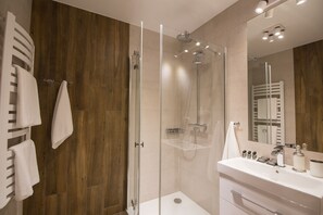 Apartment (H.10) | Bathroom | Free toiletries, hair dryer, towels, toilet paper - ApartView Wisła (Wisla)