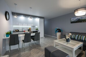 Apartment (F.7) | Eigene Kochnische | Kühlschrank, Ofen, Herdplatte, Espressomaschine