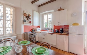 Réfrigérateur, micro-ondes, plaque de cuisson, lave-vaisselle
