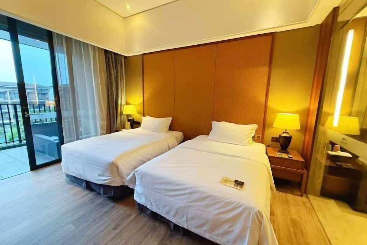 In-room safe, desk, blackout curtains, soundproofing