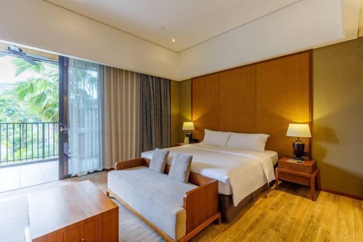 In-room safe, desk, blackout drapes, soundproofing