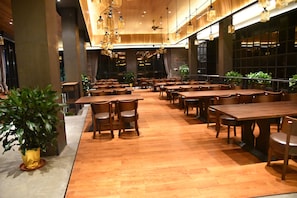 2 restaurants, breakfast, lunch, dinner served; Chinese cuisine