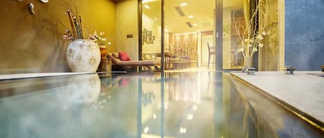 Villa | Badkamer | Een aparte badkuip en douche, een regendouche, gratis toiletartikelen