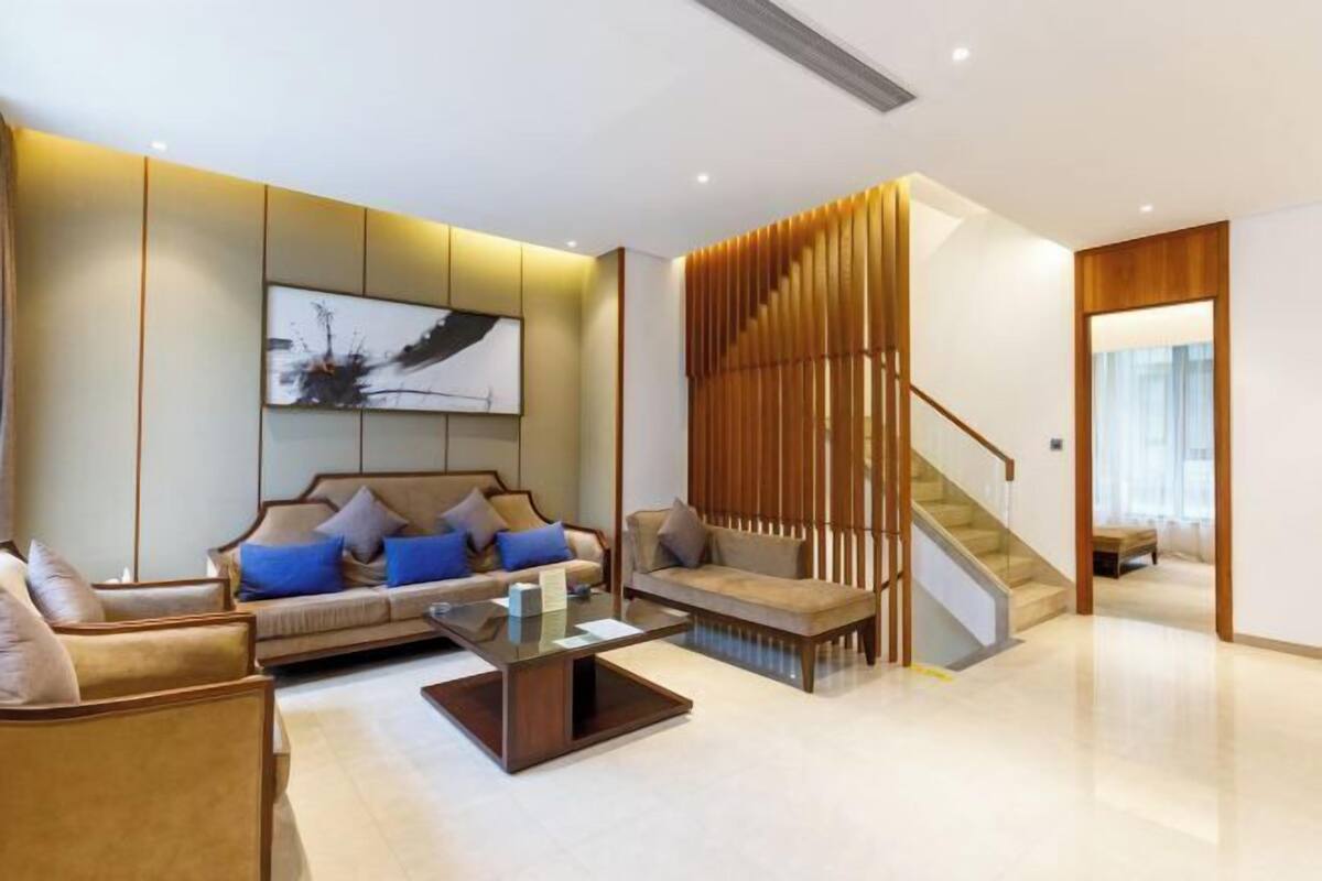 Een kluis op de kamer, een bureau, verduisterende gordijnen