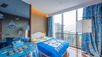 Suite familiare | Una cassaforte in camera, una scrivania, tende oscuranti