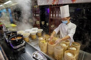 2 restaurantes; se sirve desayuno, almuerzo y cena