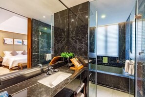 Zimmersafe, Schreibtisch, Verdunkelungsvorhänge, schallisolierte Zimmer