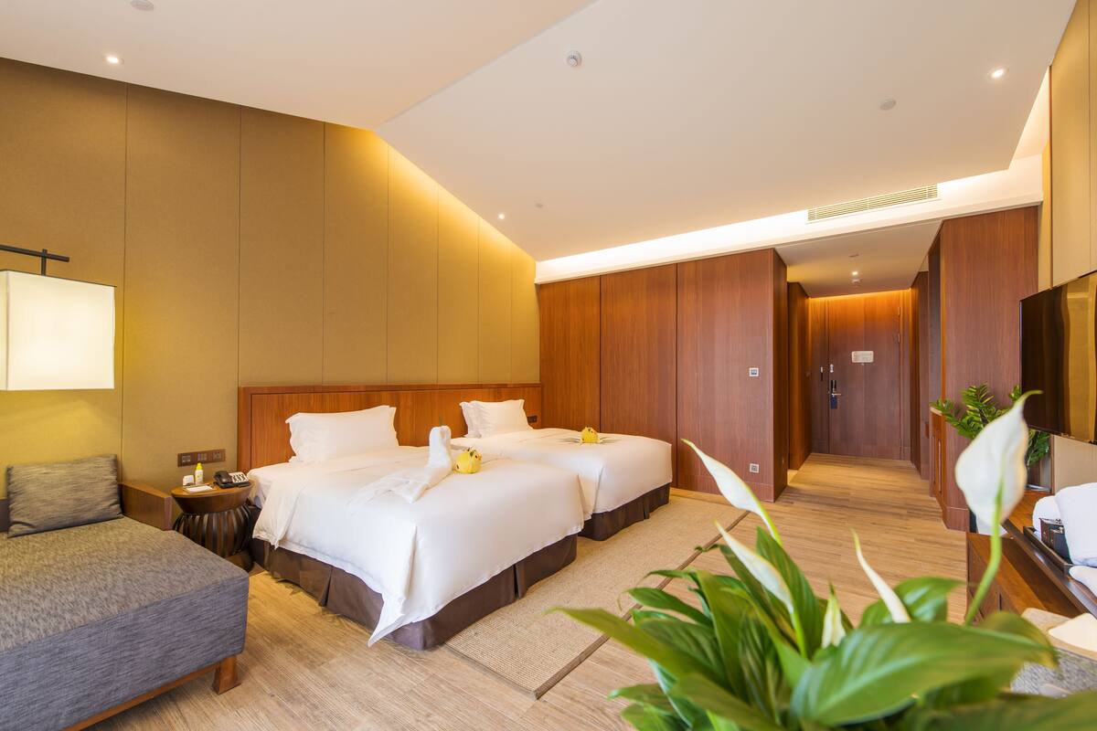 Quarto duplo luxo | Cofres nos quartos, escrivaninha, cortinas blackout