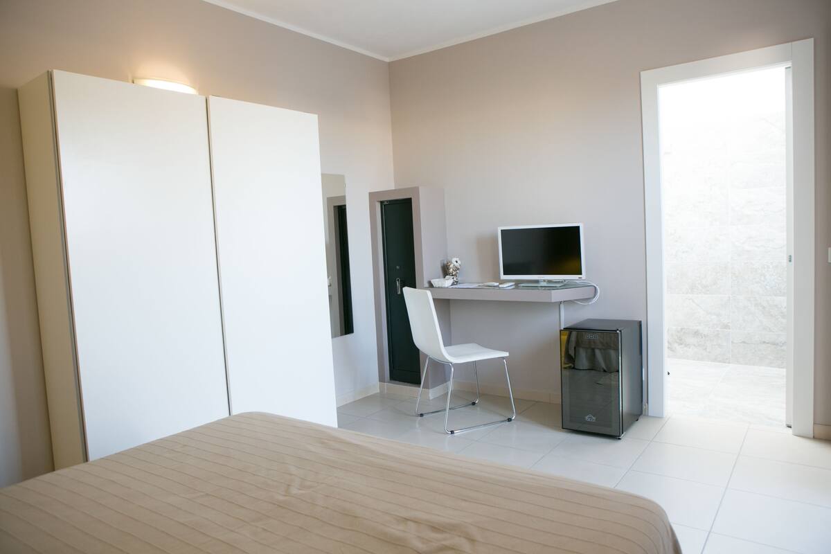 Suite – deluxe | Minibar, safe på rommet, lydisolert og strykejern/-brett