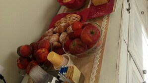 A kitchen counter with various food items and kitchen appliances. - Morfeo Luxury Rooms (Pozzallo)