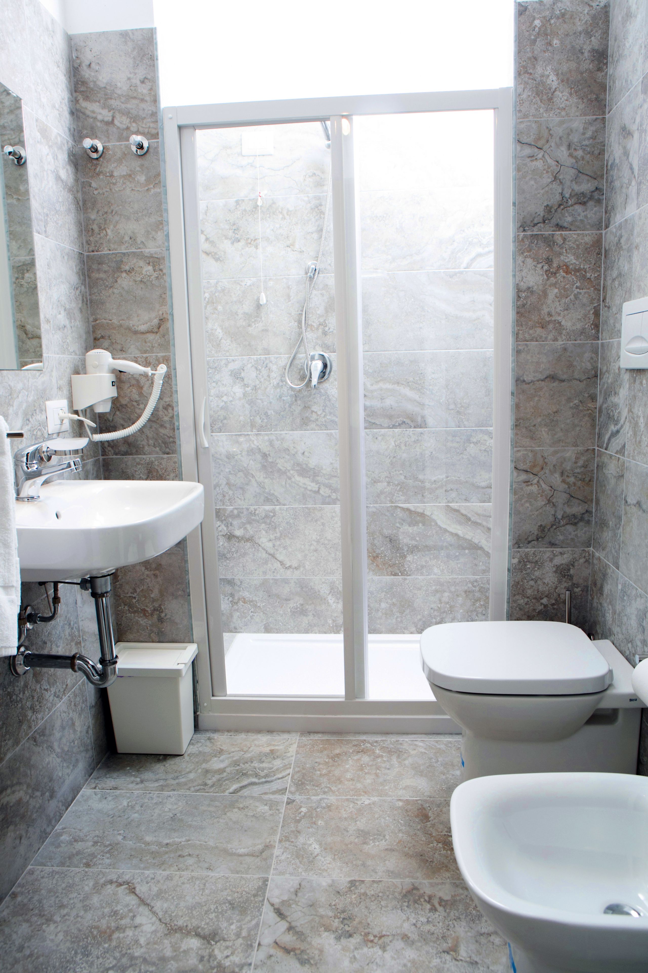 Doccia, pantofole, bidet, asciugamani