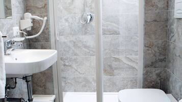 Doccia, pantofole, bidet, asciugamani