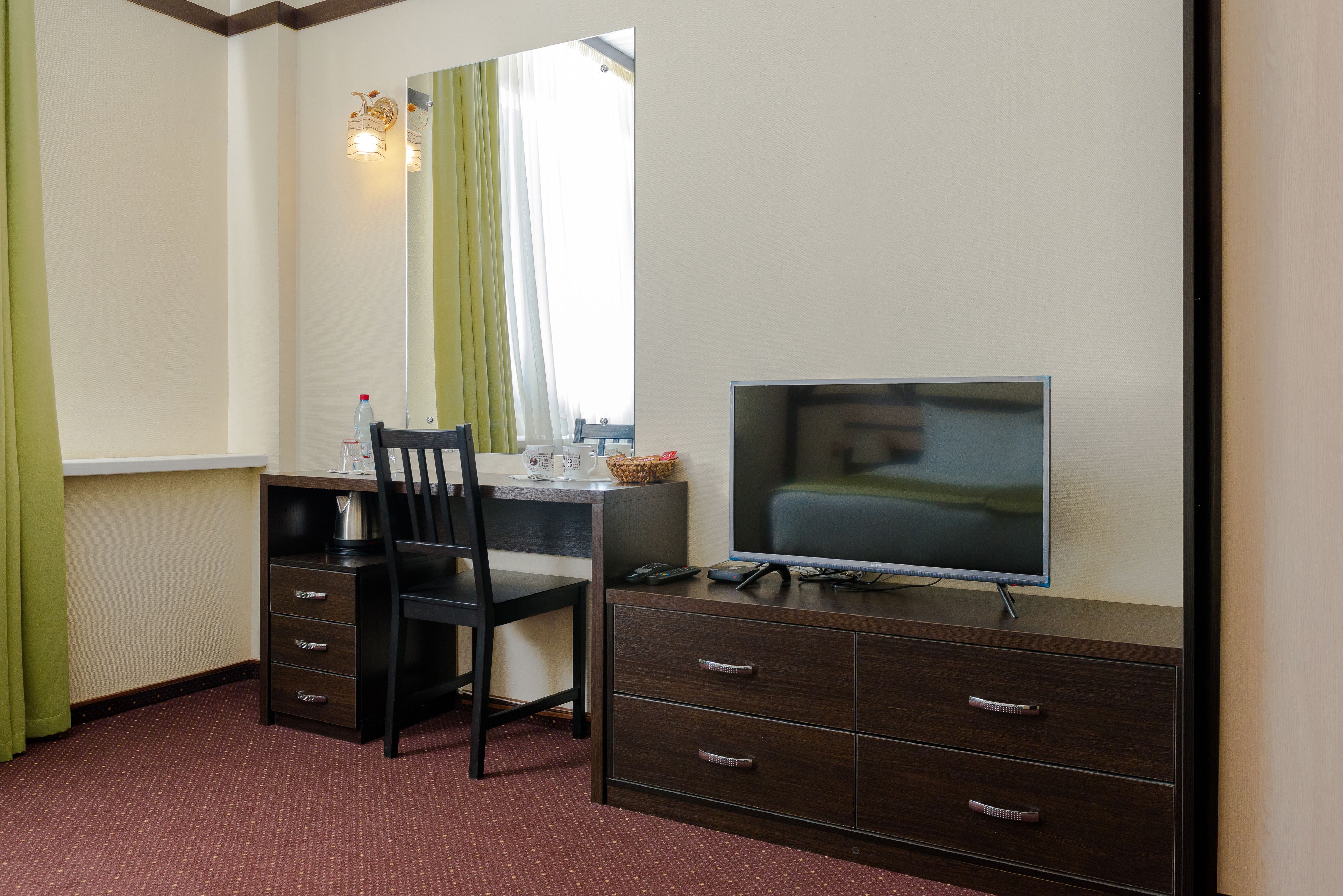 Kahden hengen deluxe-huone, 1 suuri parisänky, tupakointi kielletty | Työpöytä, äänieristys, silitysrauta/-lauta, ilmainen Wi-Fi