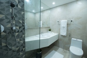 Premier Room | Bathroom | Shower, rainfall showerhead, free toiletries, hair dryer - Avior Hotel (General Santos)