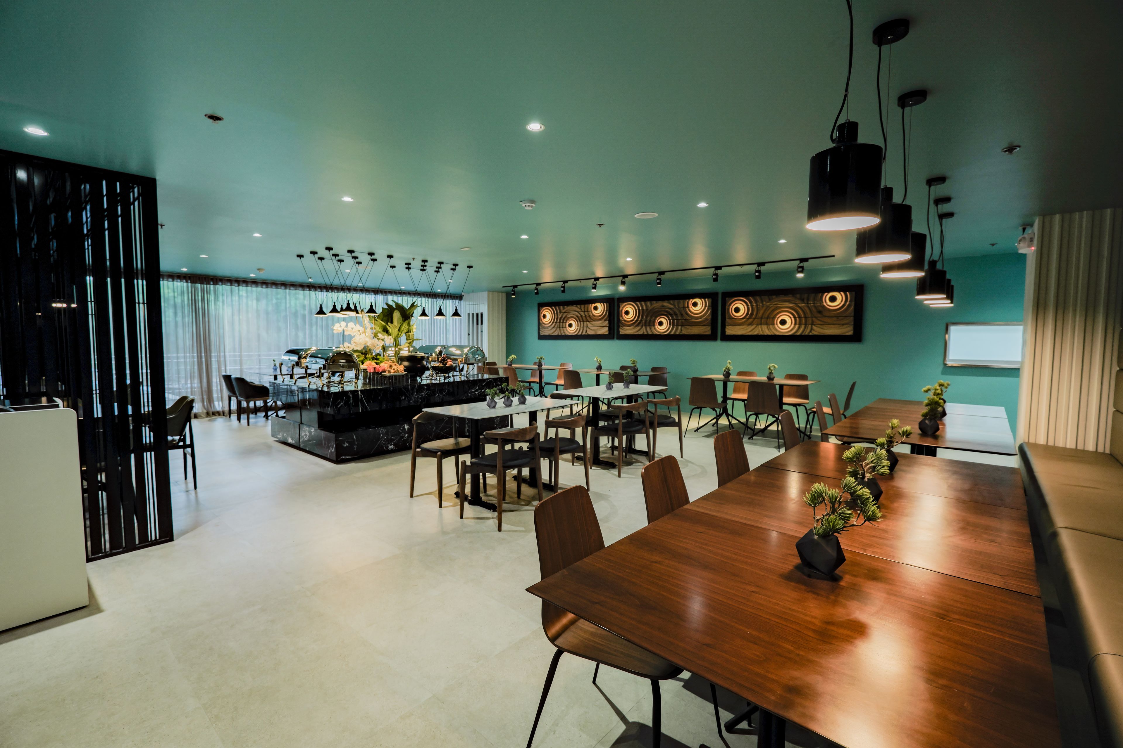 breakfast, lunch, dinner served; local and international cuisine