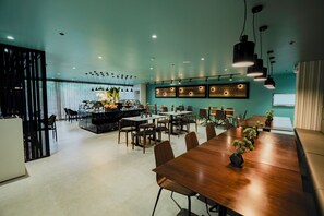 供应早餐、午餐和晚餐，本地与国际菜