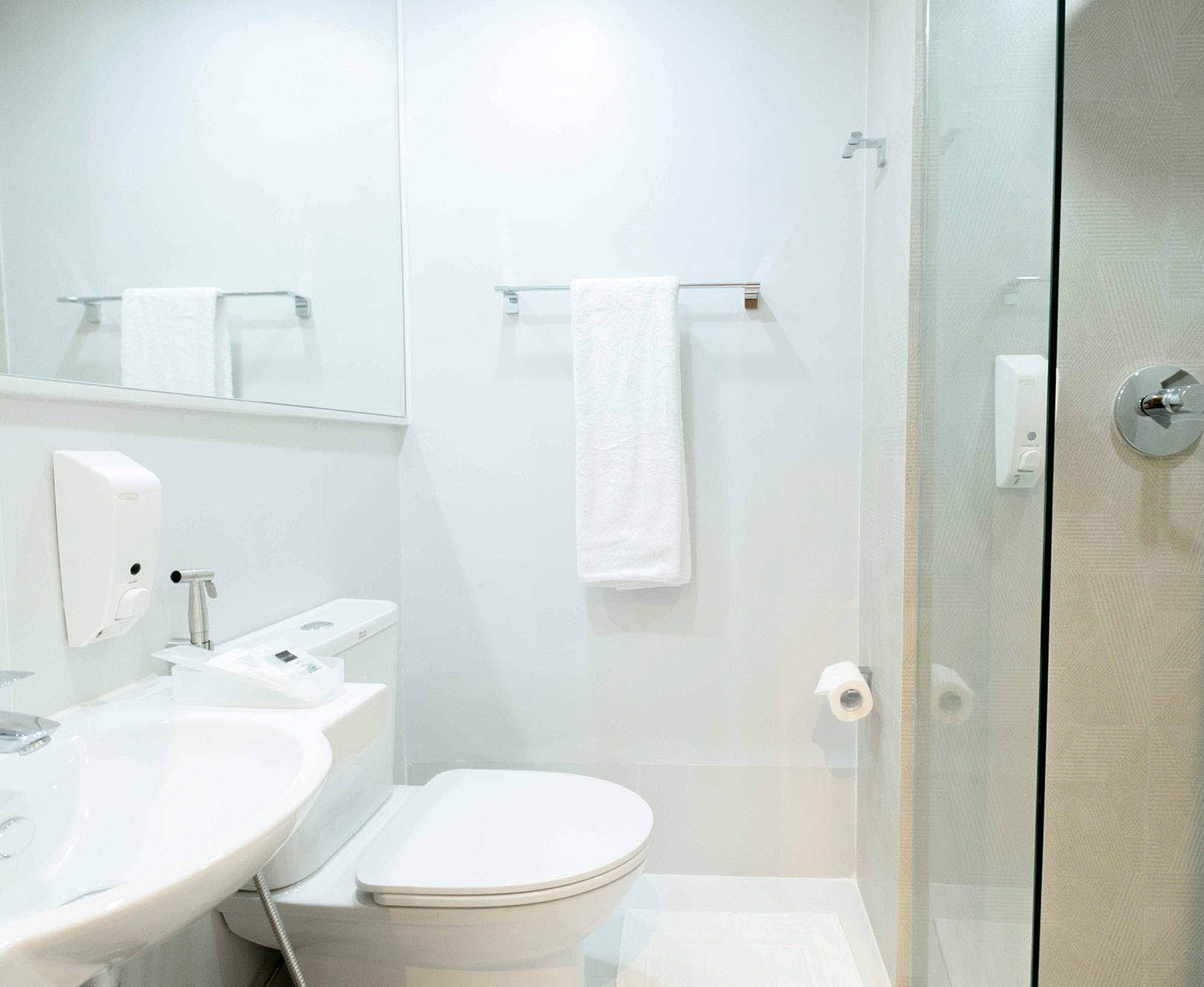 standard twin room | bathroom | shower, rainfall showerhead, free toiletries, hair dryer