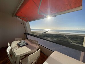 Outdoor dining - 3-room apartment, sleeps 6, direct beach access, double garage (Saint-Jean-de-Monts)