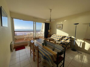 Living area - 3-room apartment, sleeps 6, direct beach access, double garage (Saint-Jean-de-Monts)