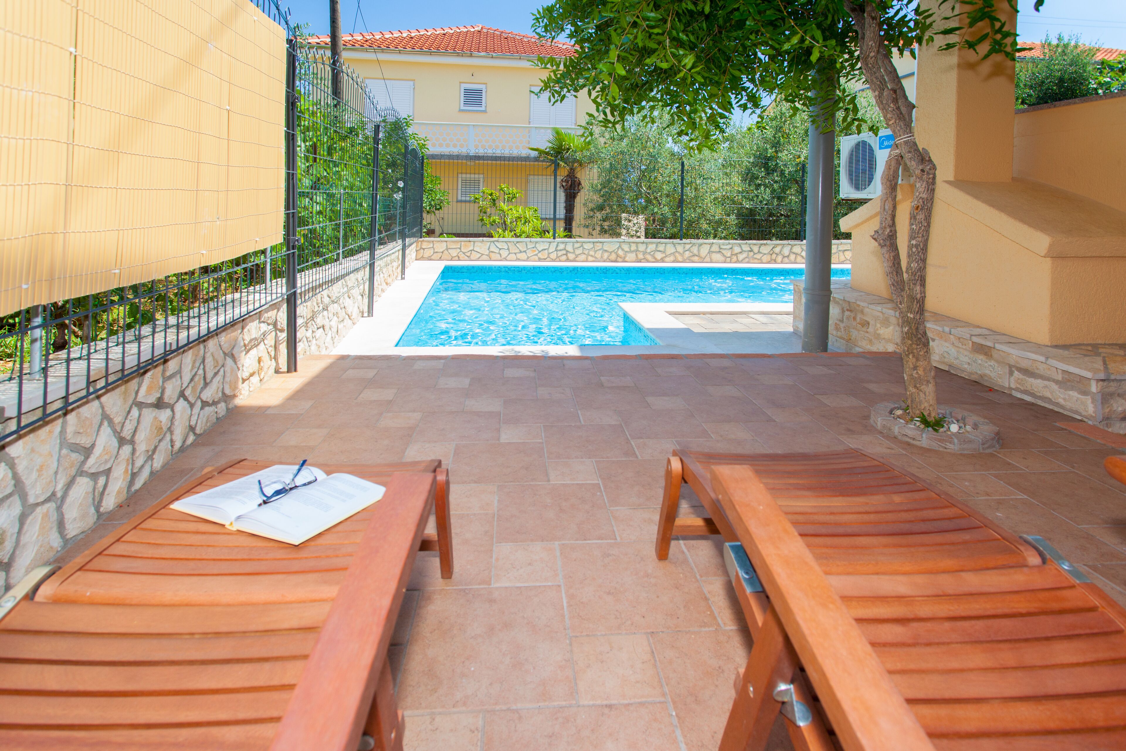 室外游泳池，10:00 至 20:00 开放，日光浴躺椅