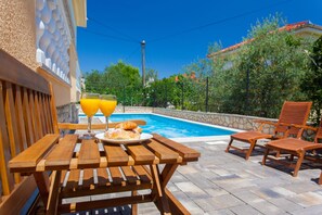 室外游泳池，10:00 至 20:00 开放，日光浴躺椅