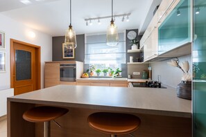 公寓, 2 间卧室, 海景 | 私人厨房 | 微波炉、茶具/咖啡用具、电热水壶、烤面包机