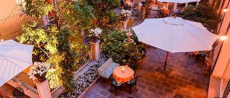 Brunsj serveres, utsikt mot hagen