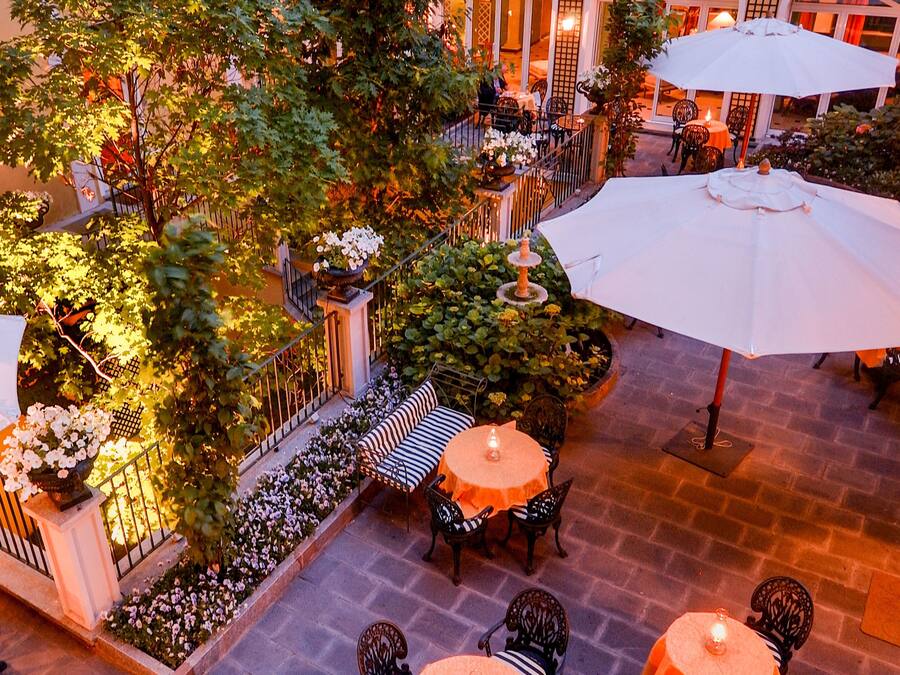 Phục vụ bữa sáng muộn cuối tuần, nhìn ra vườn