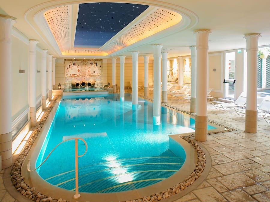 Piscina coperta, con ingresso dalle 12:00 alle 21:00, lettini