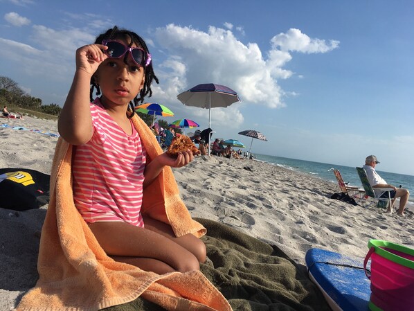 Beach nearby, sun loungers, beach towels - Original bungalow 4 blocks to Manasota Beachterazzo floors screen house + lanai (Englewood)