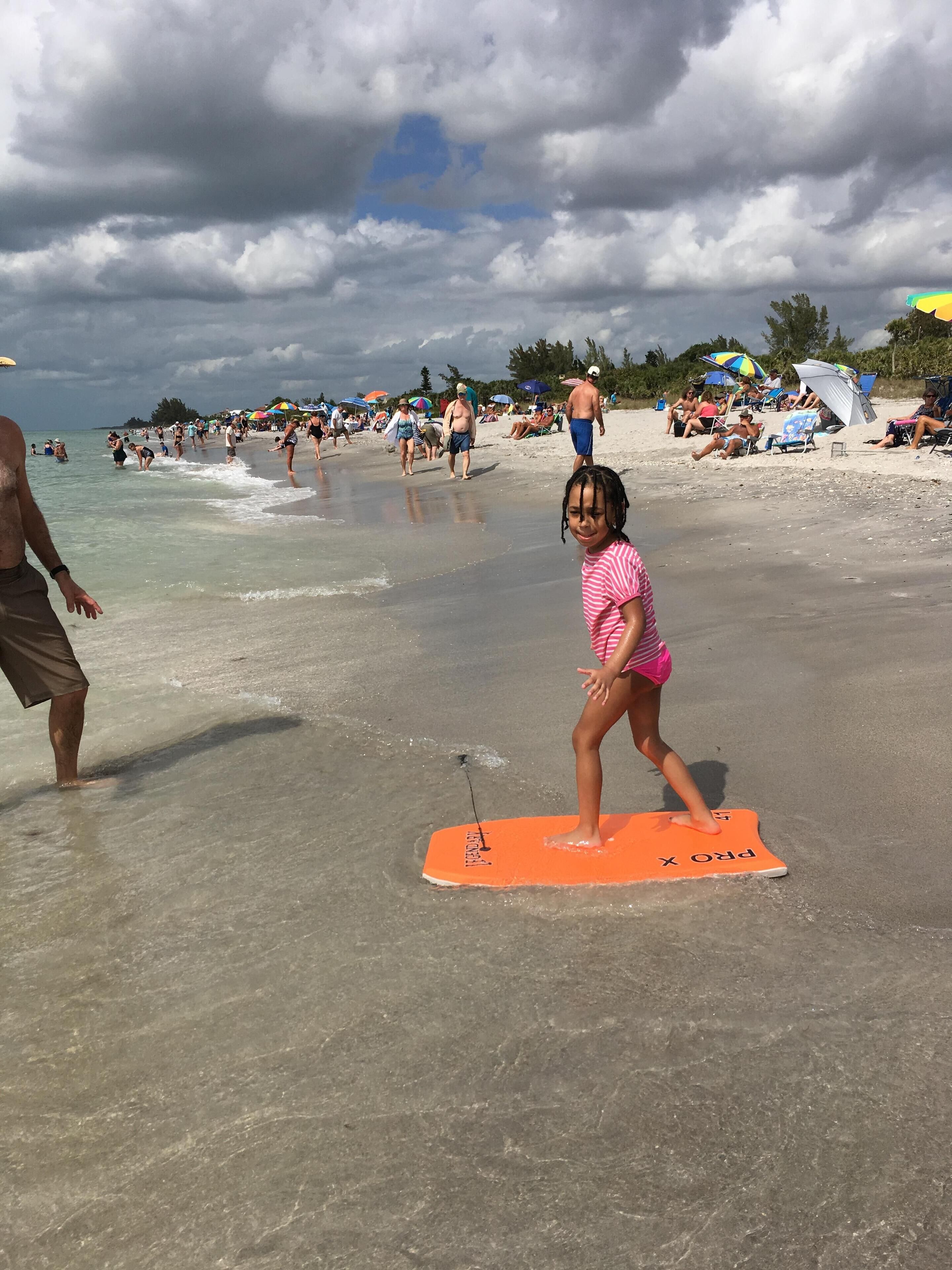 بالقرب من الشاطئ، كراسي للتشمس، مناشف للشاطئ