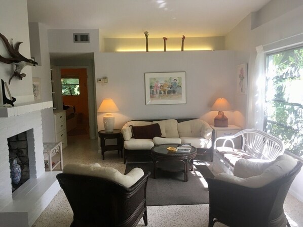 Smart-tv, een open haard, boeken en een printer