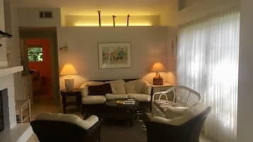 Smart TV, lareira, livros, impressoras